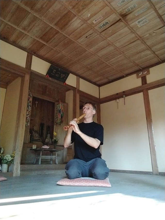 Shakuhachi-Spiel während der Japan-Pilgerreise 2021